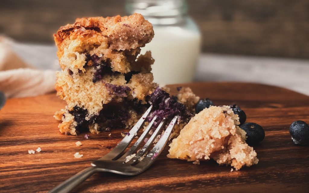 Bolo de Iogurte e Mirtilos: Fácil, Rápido e Delicioso!