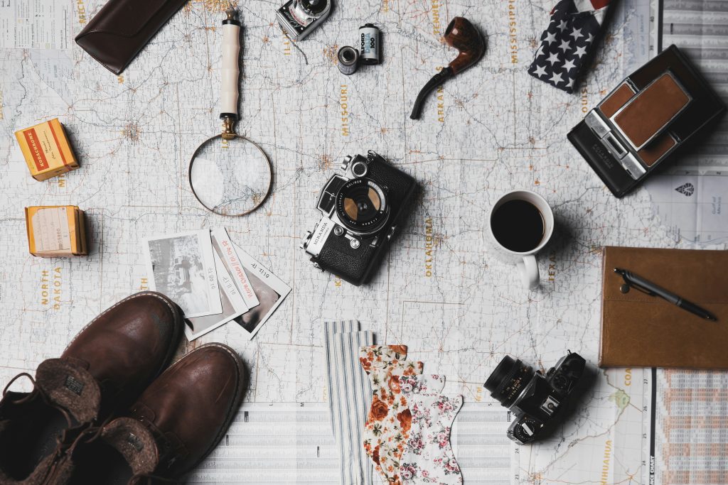 Como Decorar com Lembranças de Viagens Sem Sobrecarregar o Espaço